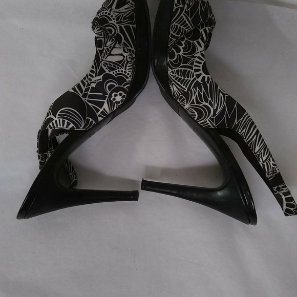 UNISA Women’s Shoes Fabric  Black White Peep Toe 4" High Heels Siz 8.5M - Picture 6 of 9